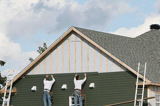 Professional Vinyl Siding technician working in Black Mountain, NC
